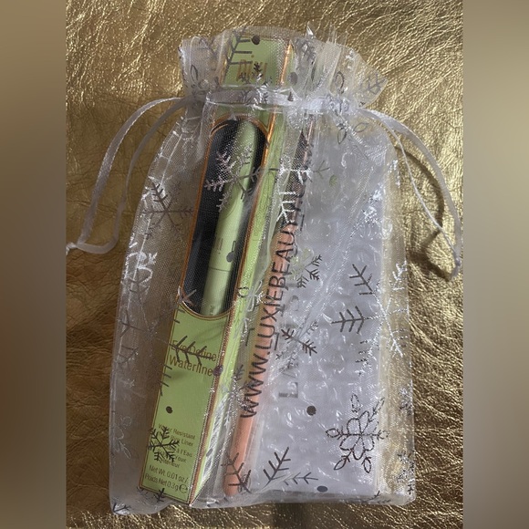 Makeup bundle perfect for gifting. Work wife, secret Santa, stocking stuffers - Picture 2 of 9